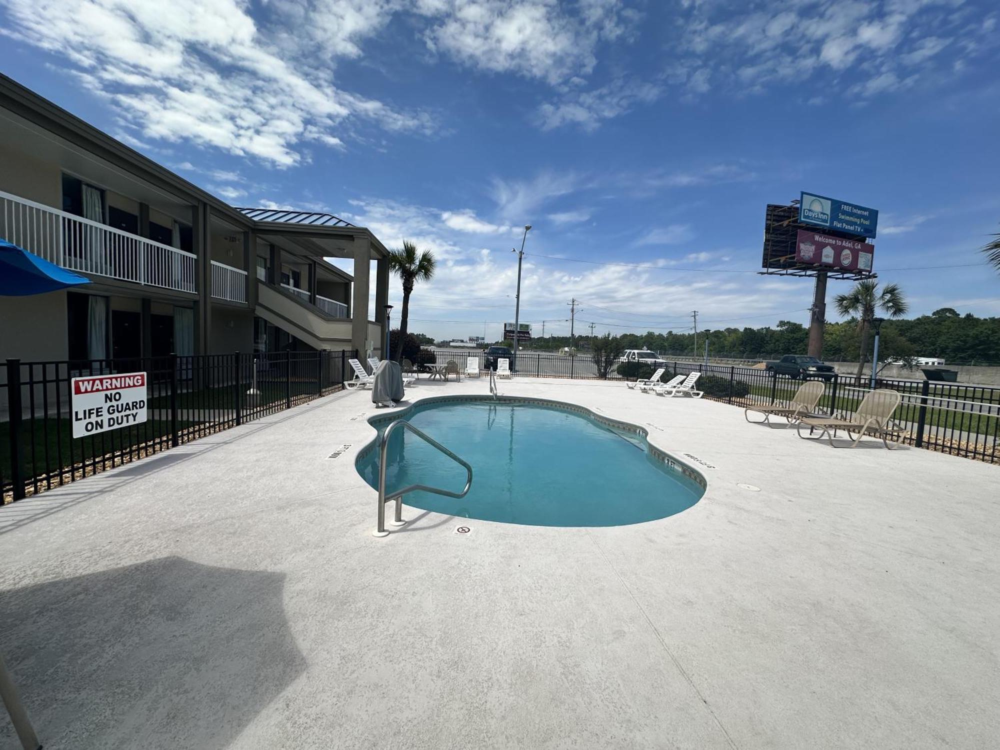 Days Inn By Wyndham Adel I-75 Buitenkant foto
