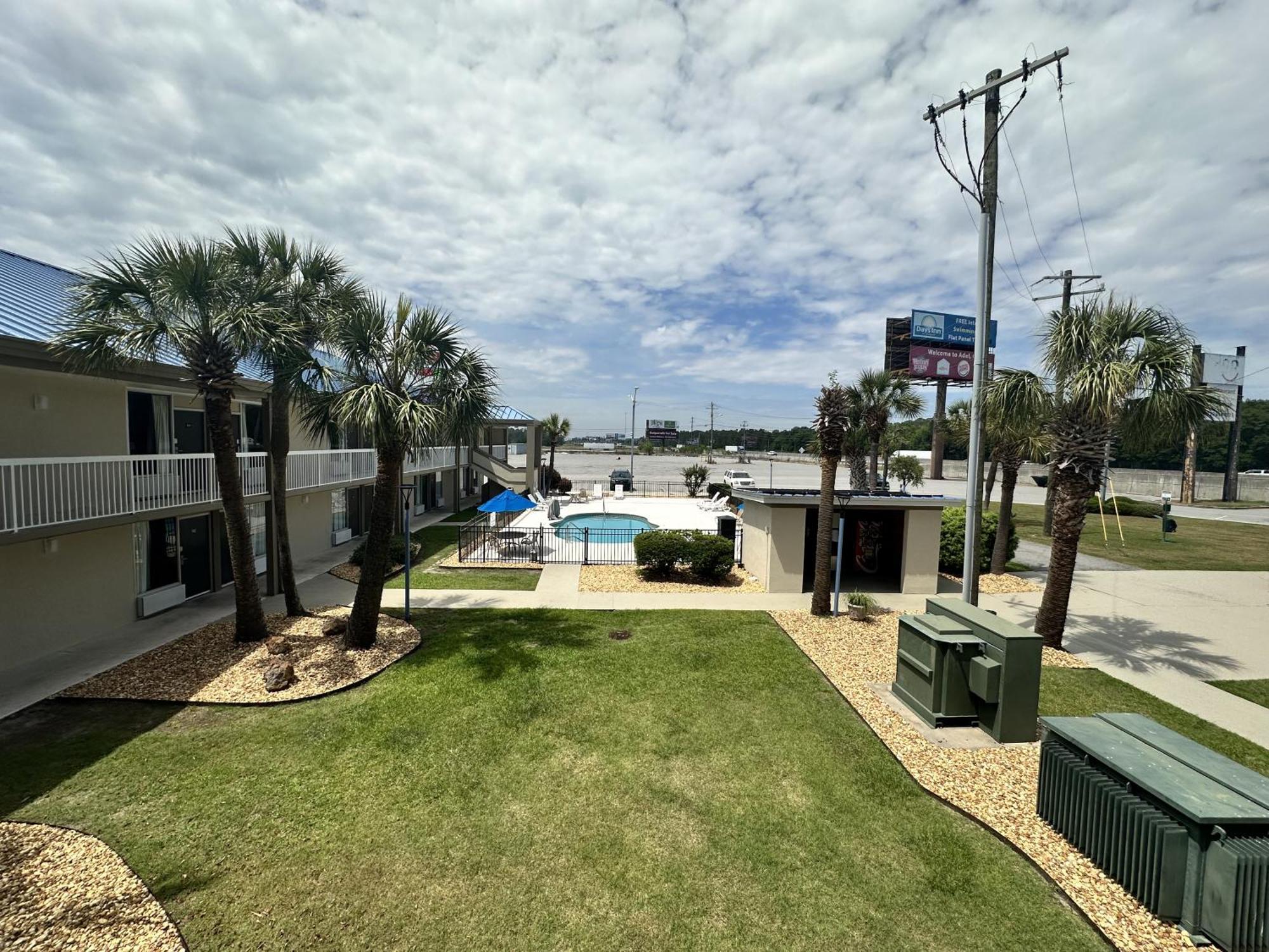 Days Inn By Wyndham Adel I-75 Buitenkant foto